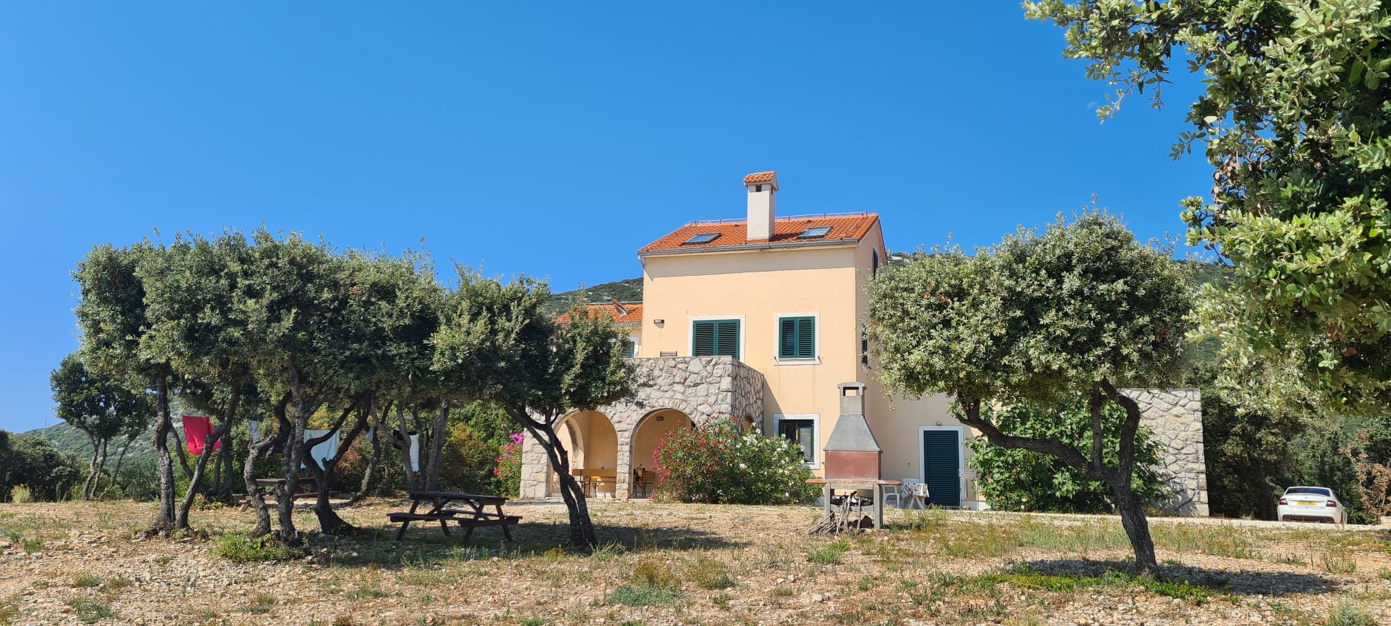 Image of the house with the apartments